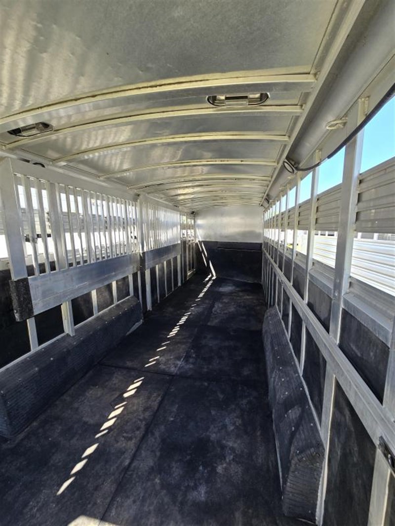 2006 C&C 4-Horse Gooseneck Trailer