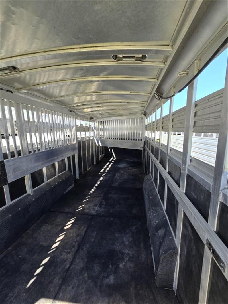 2006 C&C 4-Horse Gooseneck Trailer