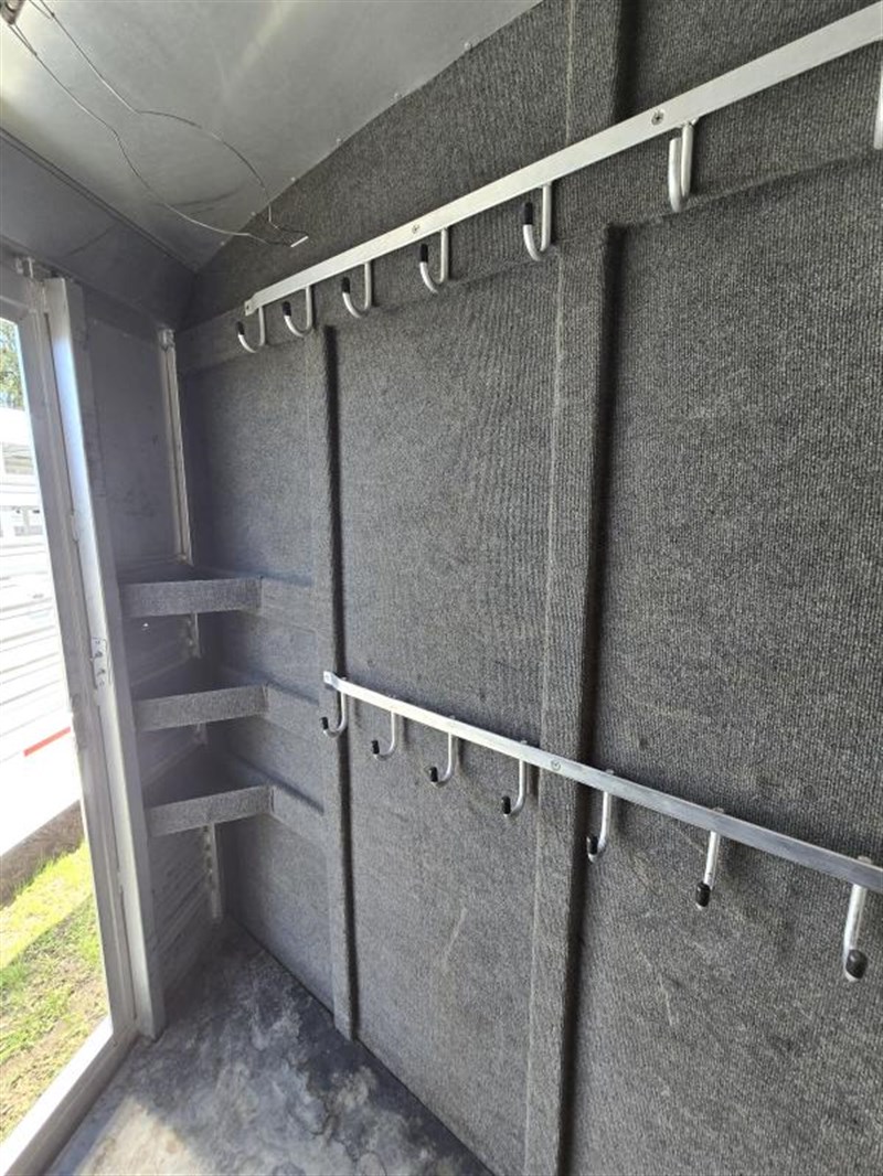 2006 C&C 4-Horse Gooseneck Trailer