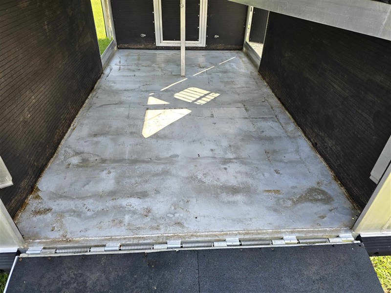 2000 C&C 2-Horse Gooseneck Trailer