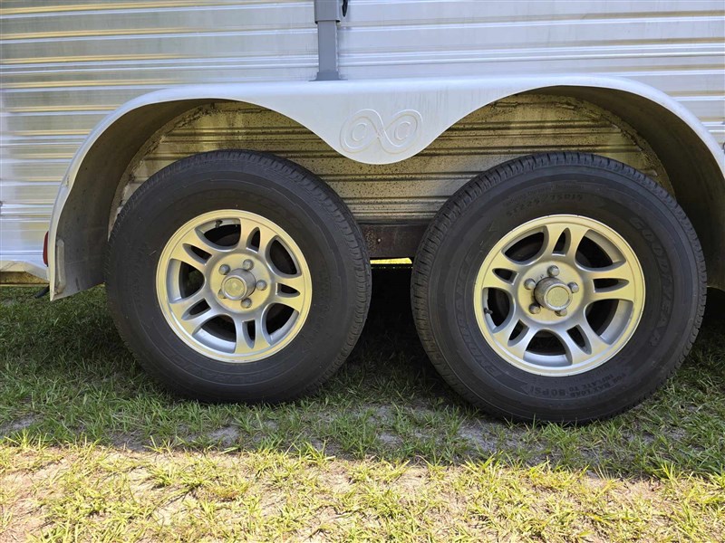 2000 C&C 2-Horse Gooseneck Trailer