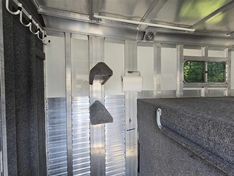 2000 C&C 2-Horse Gooseneck Trailer