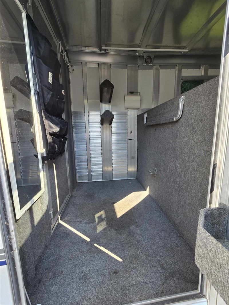 2000 C&C 2-Horse Gooseneck Trailer