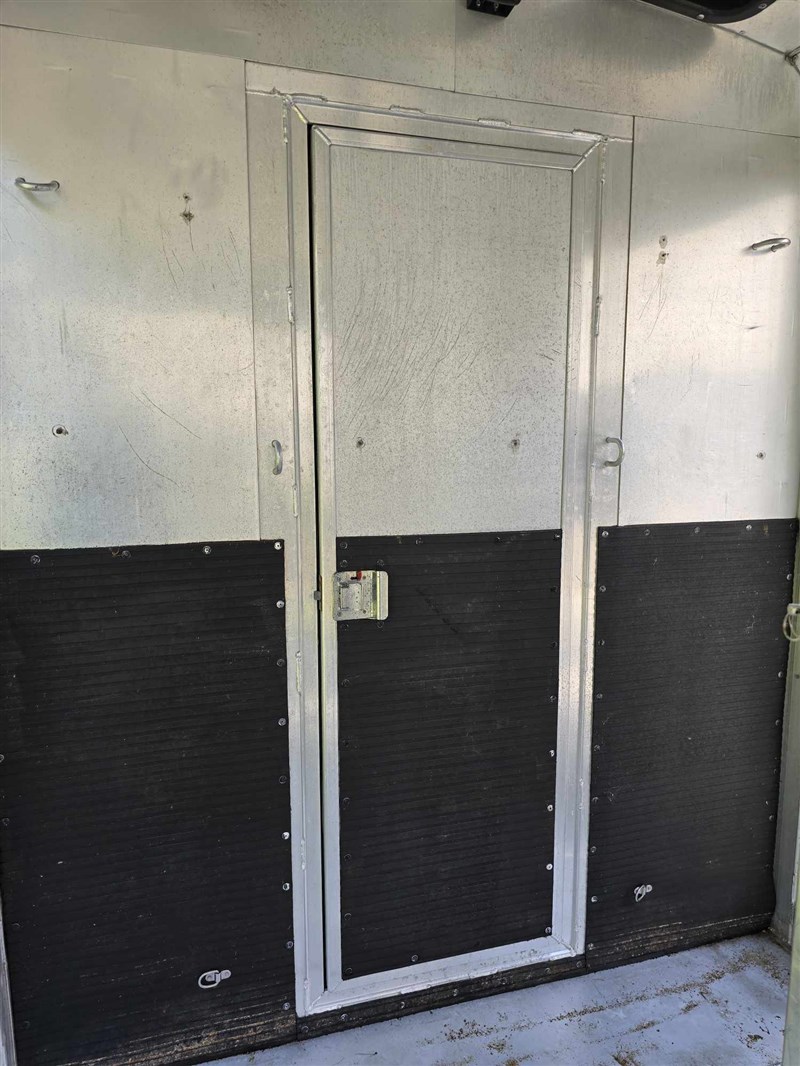 2000 C&C 2-Horse Gooseneck Trailer