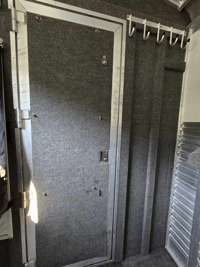 2000 C&C 2-Horse Gooseneck Trailer