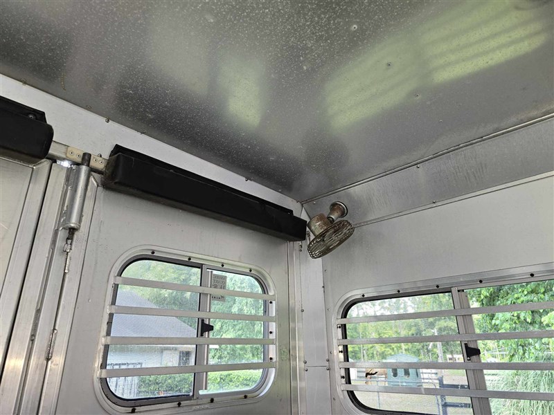 2000 C&C 2-Horse Gooseneck Trailer