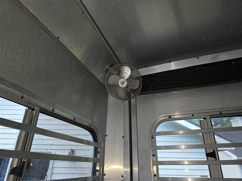 2000 C&C 2-Horse Gooseneck Trailer